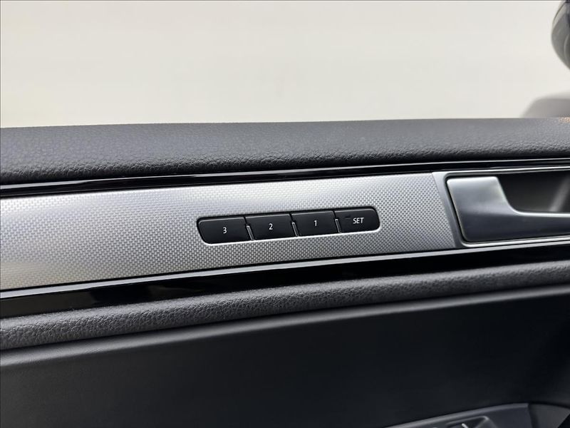 Volkswagen Touareg 3,0 ACC 360° TZ PEČLIVÝ SERVIS - fotka 34 z 49