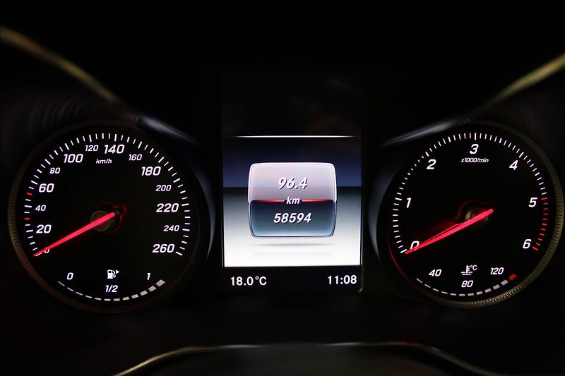 Mercedes-Benz Třídy C 1,6 200d AMG line - fotka 23 z 35