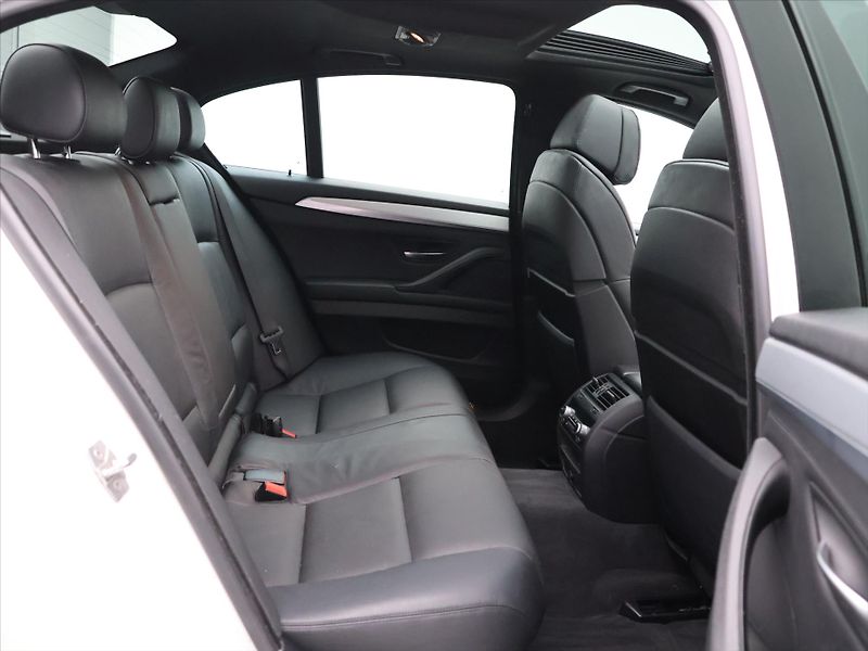 BMW Řada 5 3,0 530d 190KW xDrive CZ - fotka 13 z 31