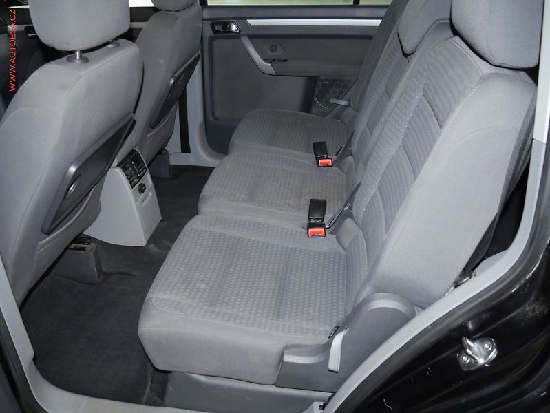 Volkswagen Touran (2007) 2.0 TDi, Bixen, výhřev sed - fotka 10 z 18