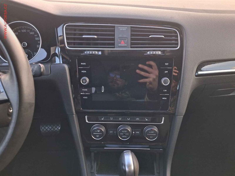 Volkswagen Golf (2018) 1.5 TSi, Highline, DSG, LED - fotka 12 z 18