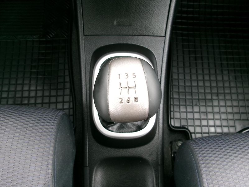 Nissan Tiida (2009) 1,6 16V AC ALU HF BT - fotka 17 z 26