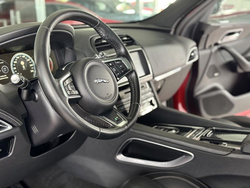 Jaguar F-Pace 20d AWD*AUT*R-SPORT*LED*Panora - fotka 12 z 39