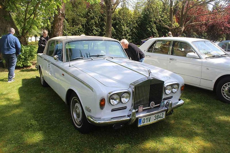 Luxusní vozy se v sobotu 4. května sjely na zámek do Lnář. Převládala auta značky Rolls-Royce.
