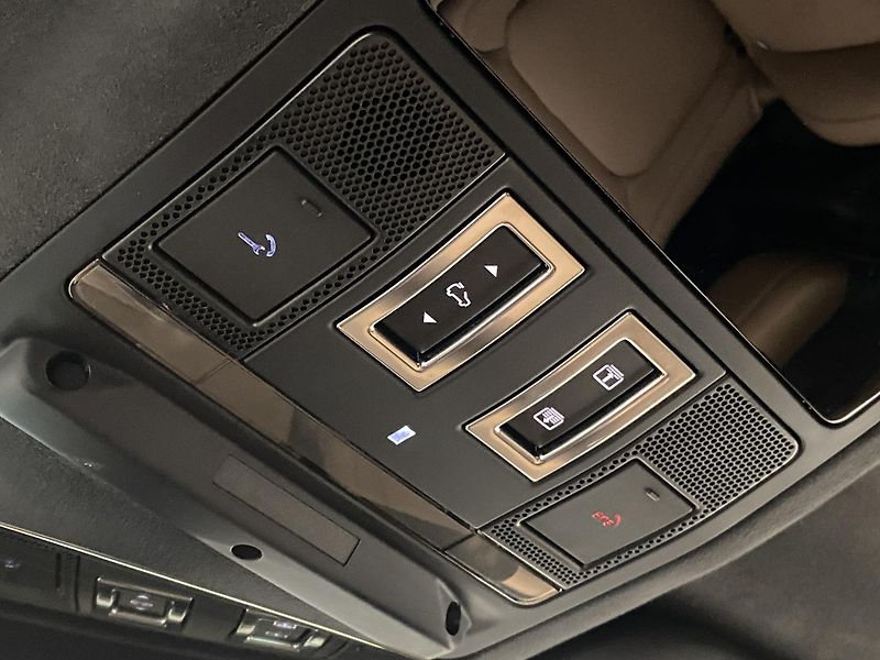 Land Rover Defender 110 D300 X-DYNAMIC AWD AUT CZ - fotka 29 z 49