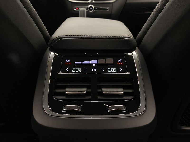 Volvo XC60 B4 AWD DARK PLUS REZERVACE - fotka 31 z 53