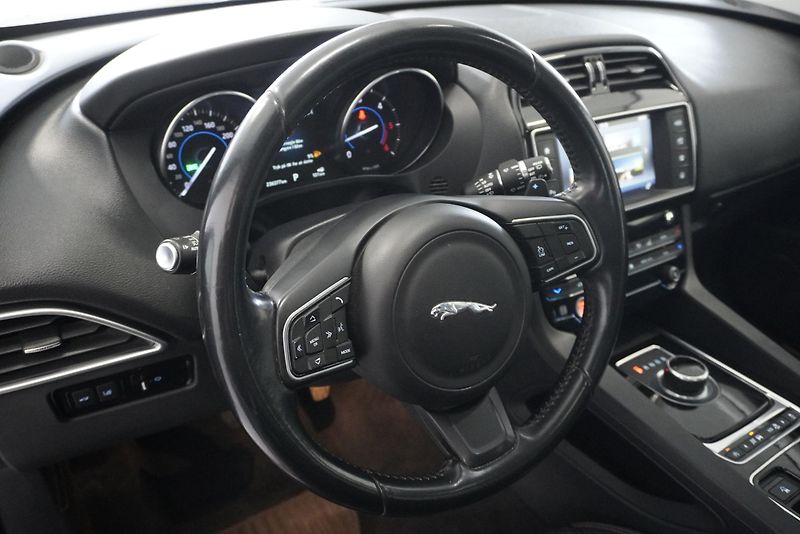 Jaguar F-Pace 3.0D 221 kW 4x4 AUTOMAT 8st. - fotka 17 z 36