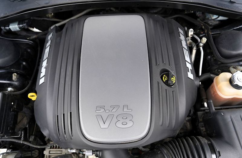 Dodge Charger 5.7 V8 Hemi R/T, kůže/AT/375 P - fotka 10 z 44