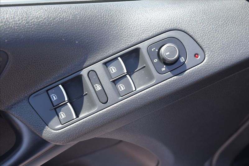 Volkswagen Tiguan 1,4 TSI 92KW R-LINE TOP STAV! - fotka 32 z 48