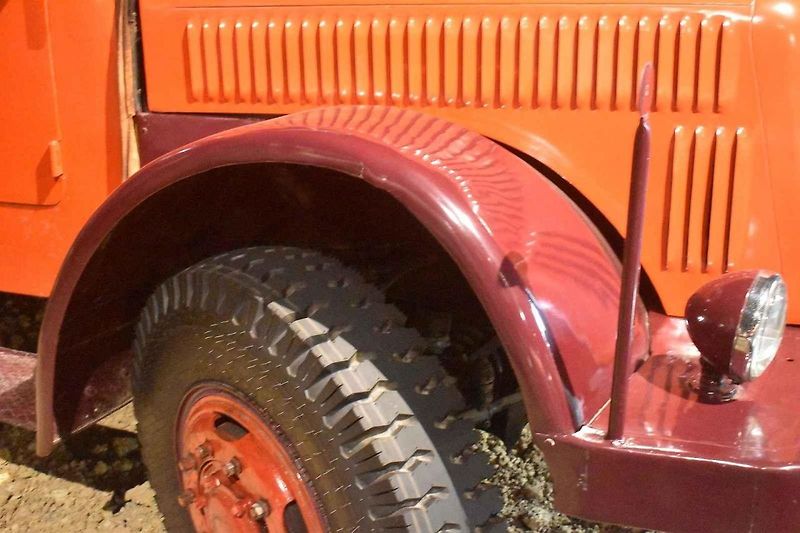 Tatra 111 ve válečné (vlevo) i poválečné verzi
