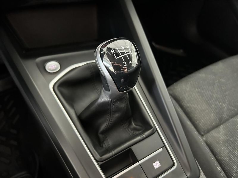 Volkswagen Golf 1,5   TSI,96kW,SERVISKA,LIFE - fotka 21 z 28