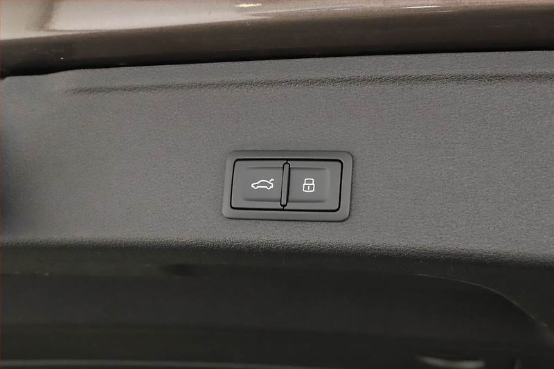 Audi A4 (2017) 2.0 TDI, Automat, Tempomat - fotka 13 z 15