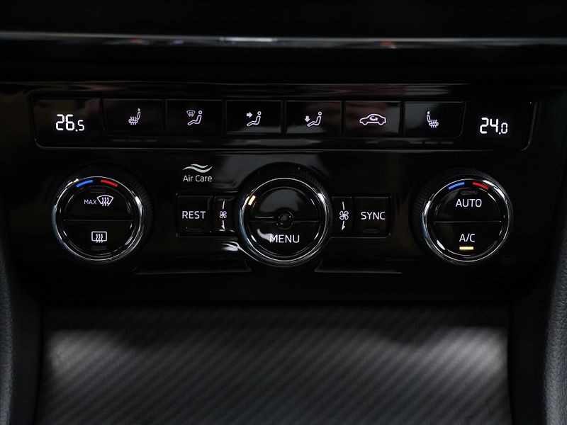 Škoda Superb 2,0 TDI 110kW SportLine Combi - fotka 26 z 38
