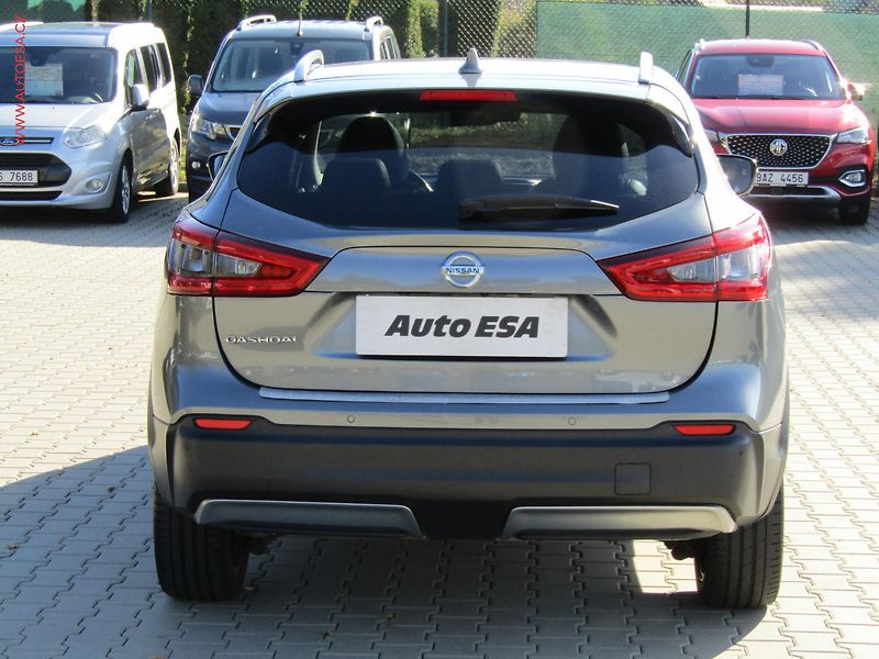 Nissan Qashqai (2017) 1.6dCi, ČR, Tekna, AT, panor - fotka 5 z 17