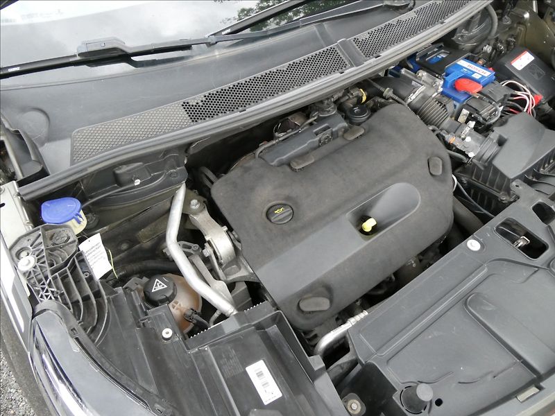 Peugeot 5008 2,0 HDi 110kW Allure serviska - fotka 37 z 41