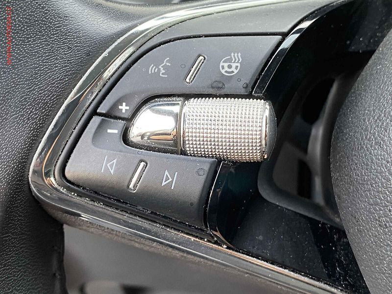 Škoda Karoq (2023) 2.0 TDi, TOUR, DSG, TZ, navi - fotka 14 z 20