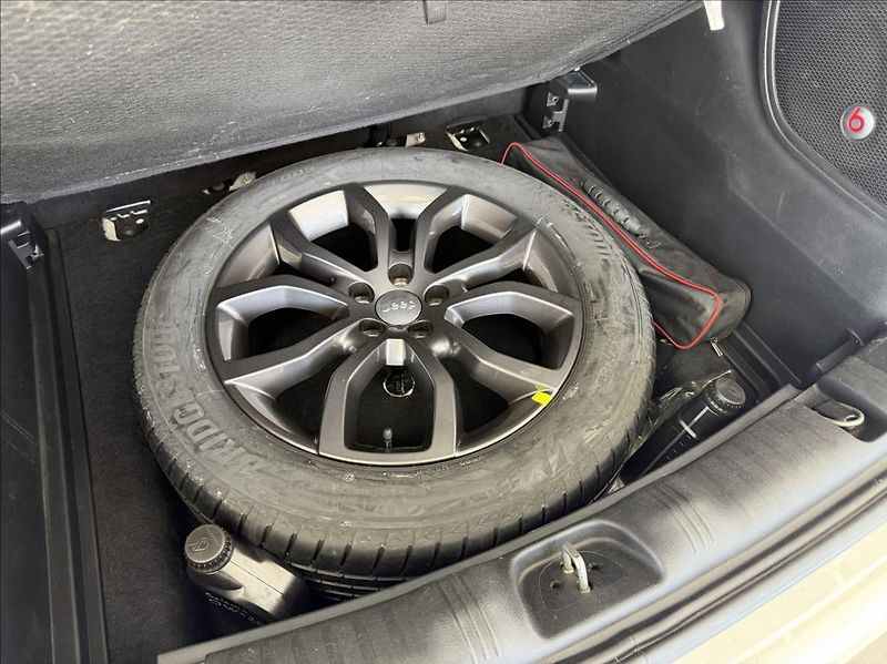 Jeep Compass 2,0 M-Jet 125kW 4x4 DPH Automa - fotka 32 z 34