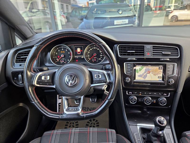 Volkswagen Golf 2.0 GTI - fotka 14 z 49
