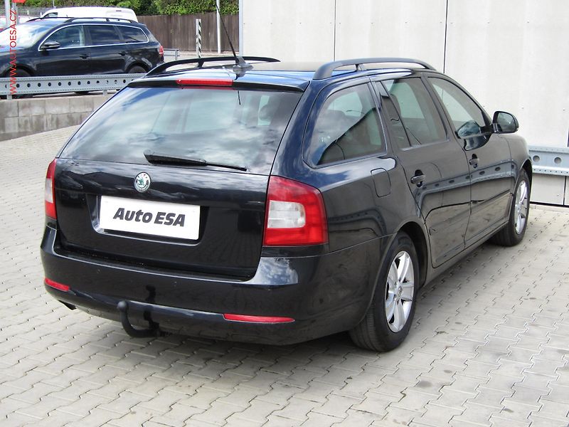 Škoda Octavia (2010) 1.6 TDi, AC, temp, tažné - fotka 4 z 20