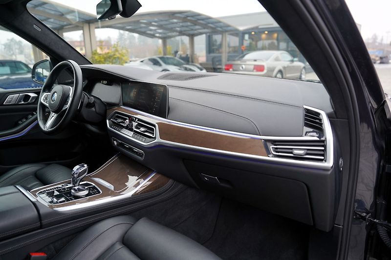 BMW X7 M50i xDrive/AT9/22/ČR/530 PS - fotka 29 z 49