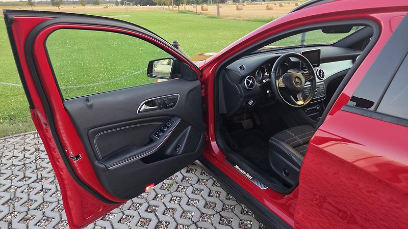 Mercedes-Benz GLA (2015)  220d 7G-DCT 4MATIC AMG Styl - fotka 9 z 31