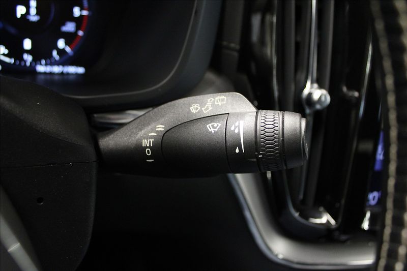 Volvo XC60 2,0 B4 AWD CZ PŮVOD - fotka 15 z 37