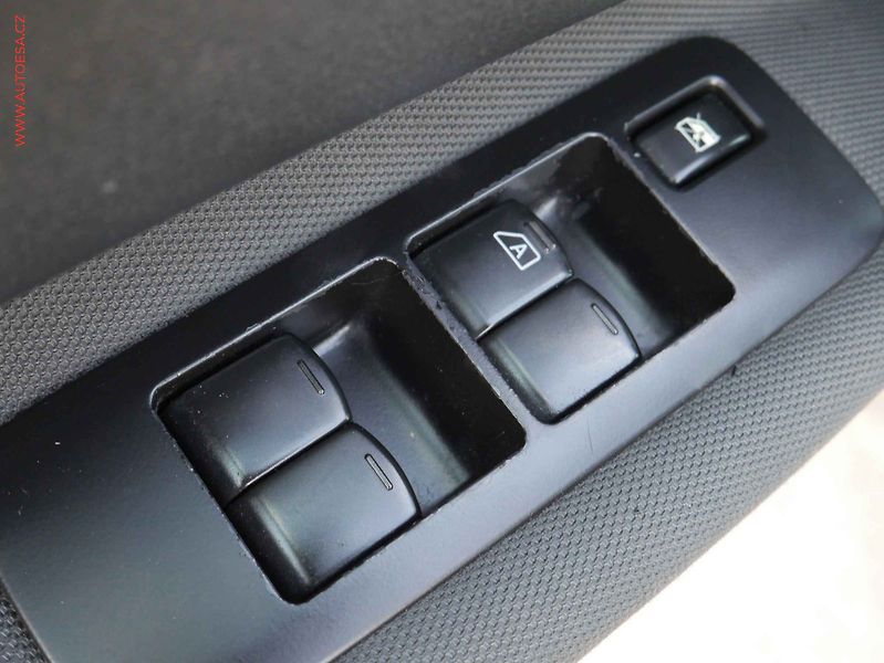 Nissan Qashqai (2011) 1.6i, AC, tempomat - fotka 16 z 21