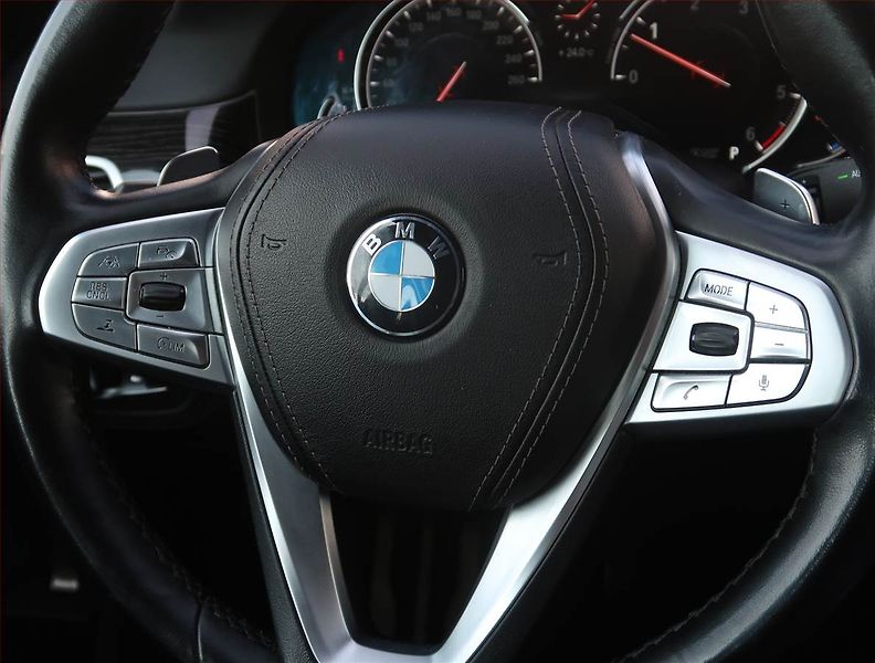 BMW Řada 7 (2019) M Paket 730 d xDrive, ČR - fotka 25 z 29