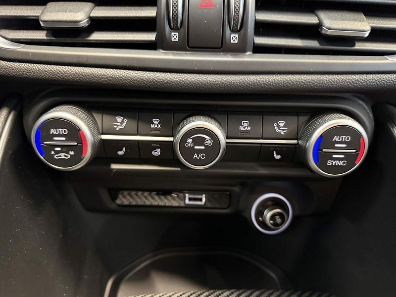 Alfa Romeo Giulia (2025) Quadrifoglio 2.9 V6 BiTurbo 52 - fotka 13 z 24