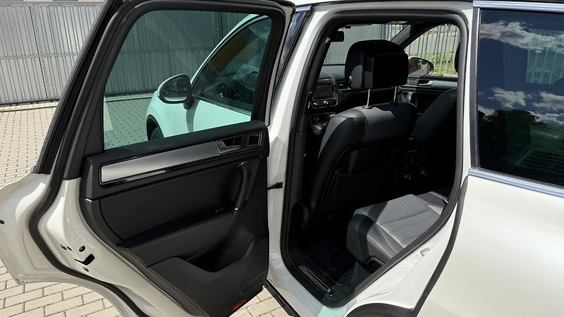 Volkswagen Touareg 3.0TDi*193kW*R-LINE*PERLEŤ - fotka 10 z 35
