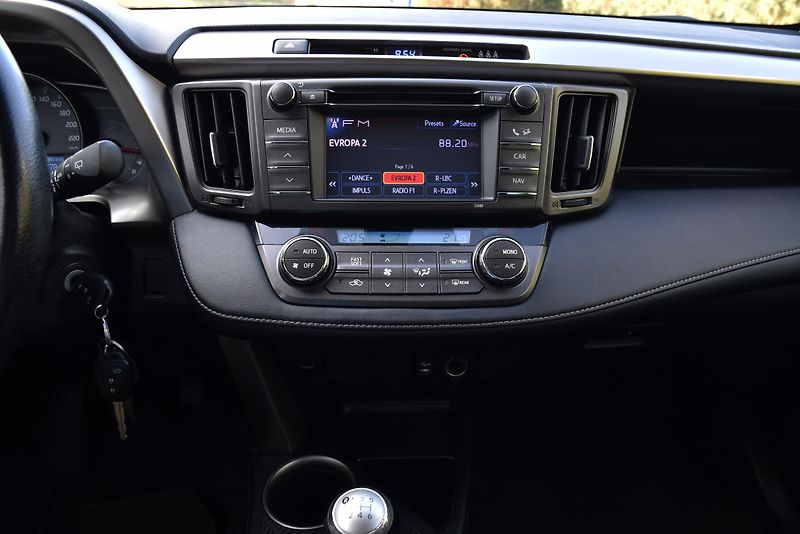 Toyota RAV4 2.2 D4-D AWD,XENONY,KAMERA,ČR - fotka 19 z 49