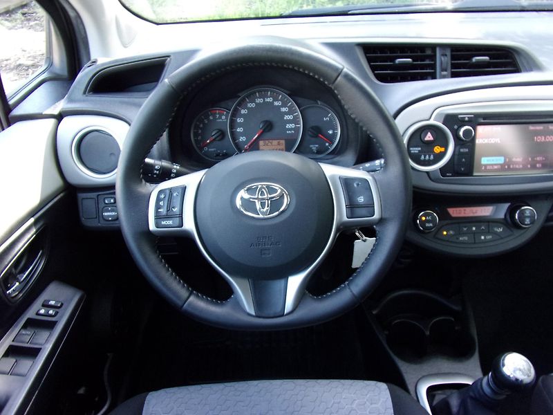 Toyota Yaris (2012) 1.3i 73kW LOUNGE AUT.KLIMA KM - fotka 14 z 23