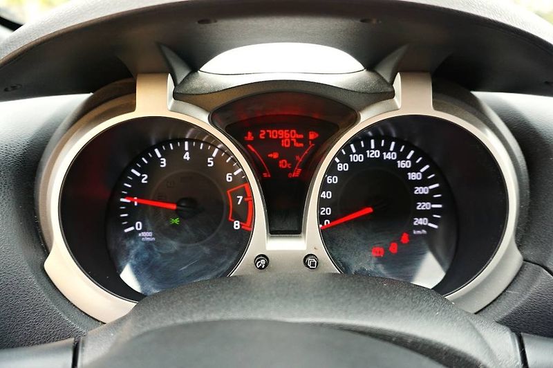 Nissan Juke (2015) 1,6i 69 kW - fotka 30 z 40
