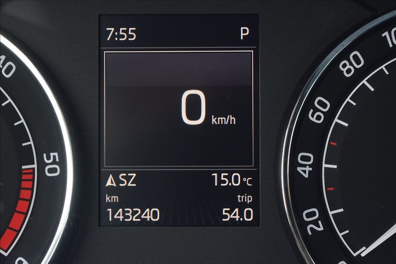 Škoda Superb 2,0 TDI 110KW NÍZKÉ KM DSG - fotka 43 z 50