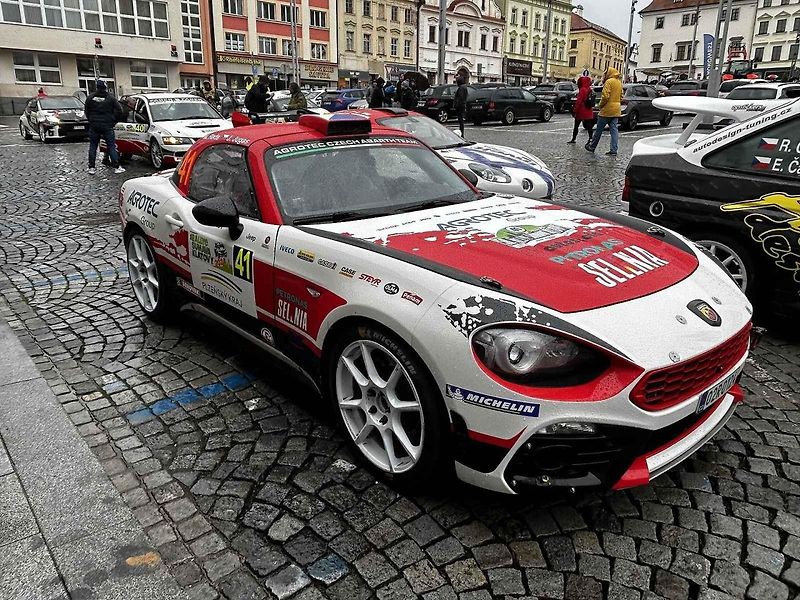 Tragédie, která se odehrála v rámci 58. ročníku Rallye Šumava, kdy po nehodě zemřela navigátorka Alena Krejčíková (41), nezasáhla jen příznivce rallye, ale její kamarády, jelikož byla na Klatovsku doma.