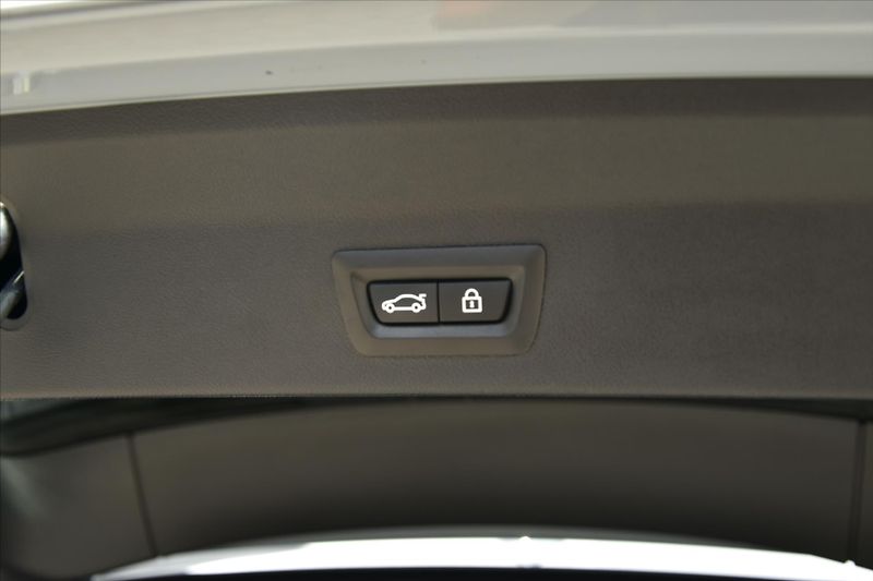 BMW X3 xDrive 20d 140kW M PAKET ČR - fotka 13 z 31