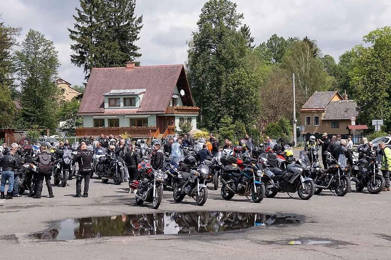 Motorkáři se sjeli na žehnání v bazilice v Jablonném.