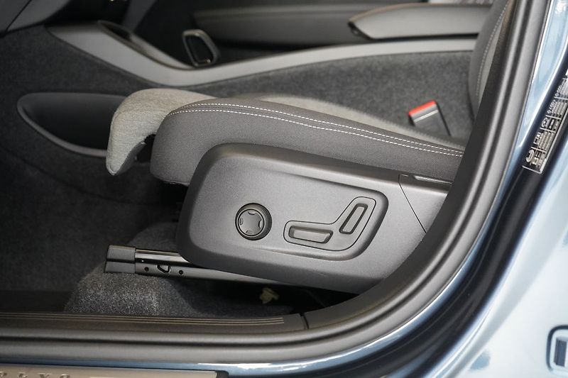 Volvo XC40 B3 Plus Dark, ACC, BLIS - fotka 19 z 43