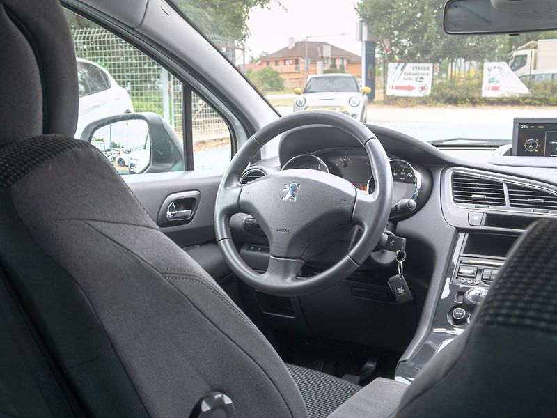 Peugeot 5008 (2013) 2.0HDI 110KW man– 2x PNEU - fotka 13 z 35