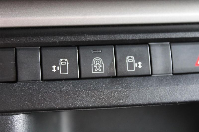 Citroën Jumpy 2,0 HDi  ČR,DPH,AT,8MÍST,SHINE - fotka 18 z 43