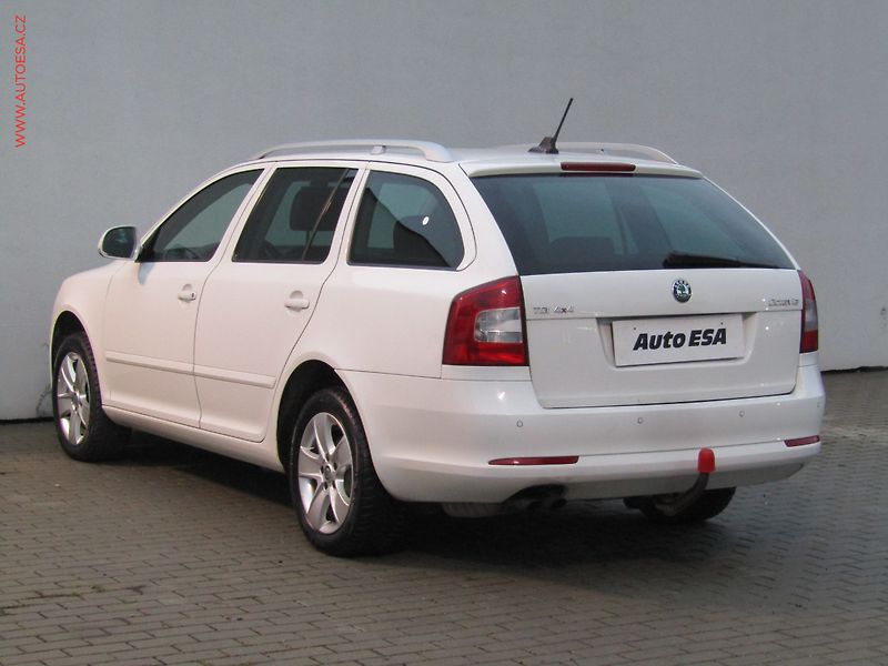 Škoda Octavia (2012) 2.0 TDi, Elegance, DSG, xenon - fotka 6 z 19