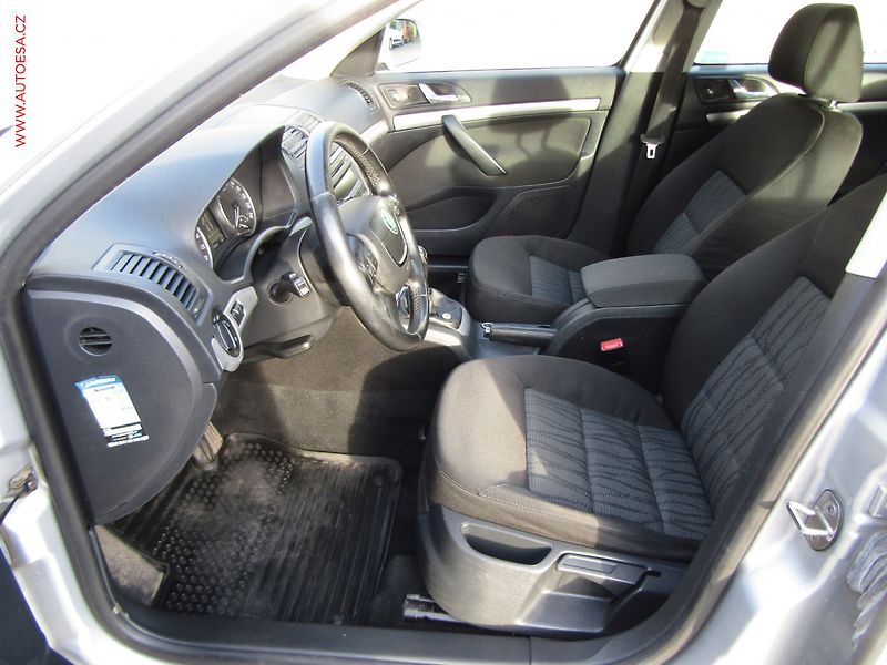 Škoda Octavia (2013) 1.6 TDi, ČR, Elegance - fotka 9 z 19