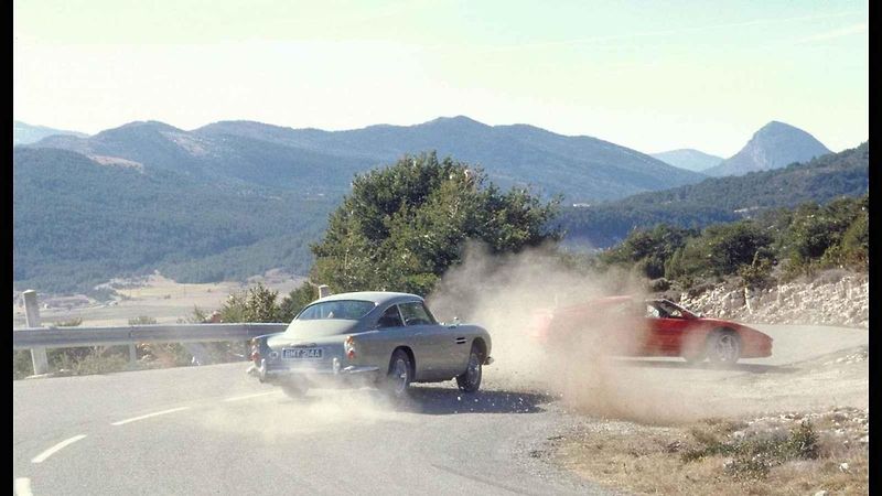Aston Martin DB5 z filmů o Jamesi Bondovi