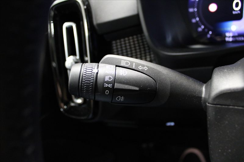 Volvo XC40 2,0 B4 Black e. ultra AT 2025 - fotka 12 z 24