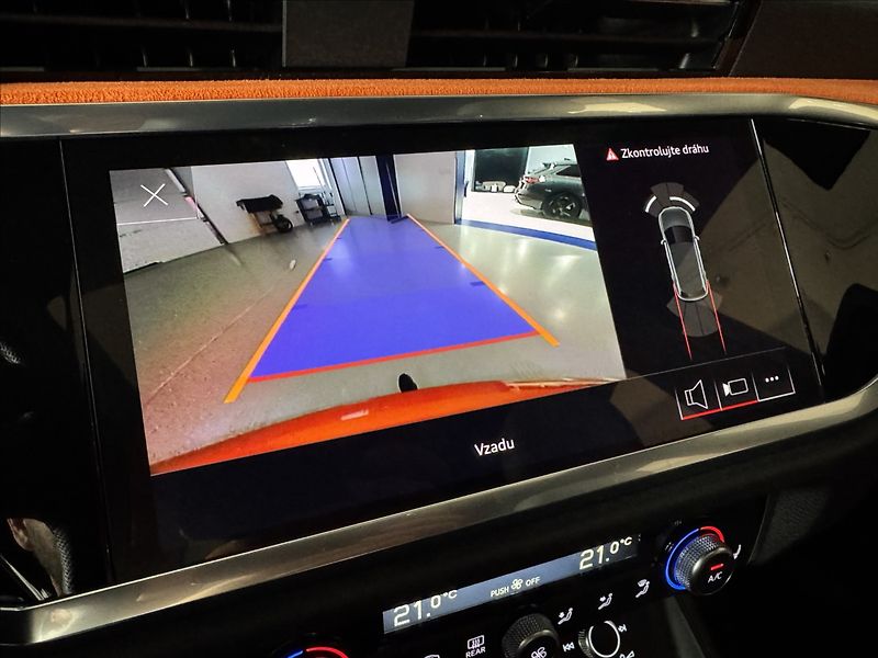 Audi Q3 2,0 TDi  S-Line Záruka LED Kam - fotka 41 z 45