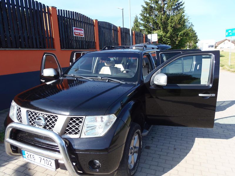 Nissan Pathfinder (2009) 2.5 DCi 4x4 redukce man. tažné - fotka 23 z 29