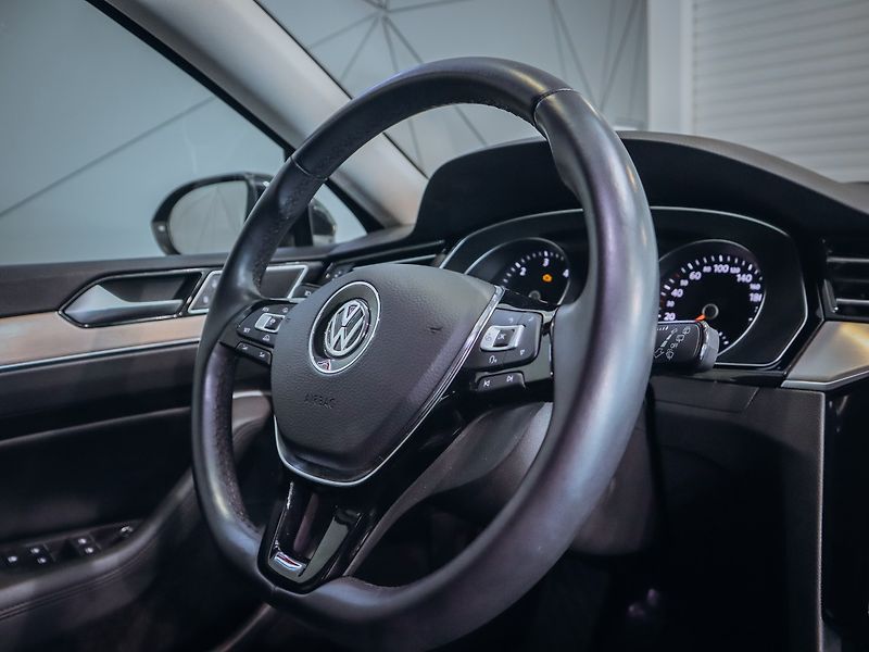 Volkswagen Passat 2.0TDI Highline 110 kW - fotka 11 z 25