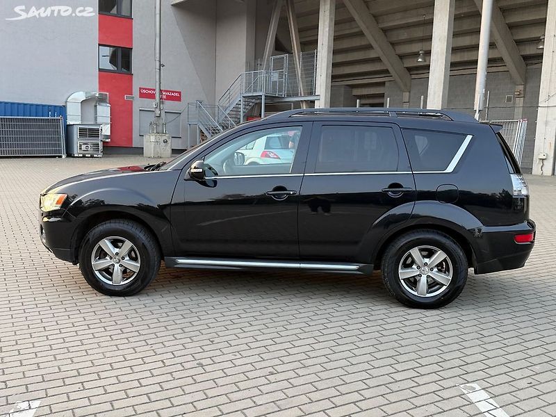 Mitsubishi Outlander (2011) 2.2DI-D,130kw 4x4 7 míst Tažné - fotka 2 z 23