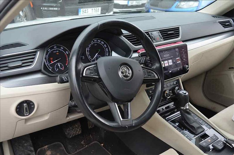 Škoda Superb (2018) COMBI III. 2,0 TSI DSG 4X4 - fotka 10 z 19