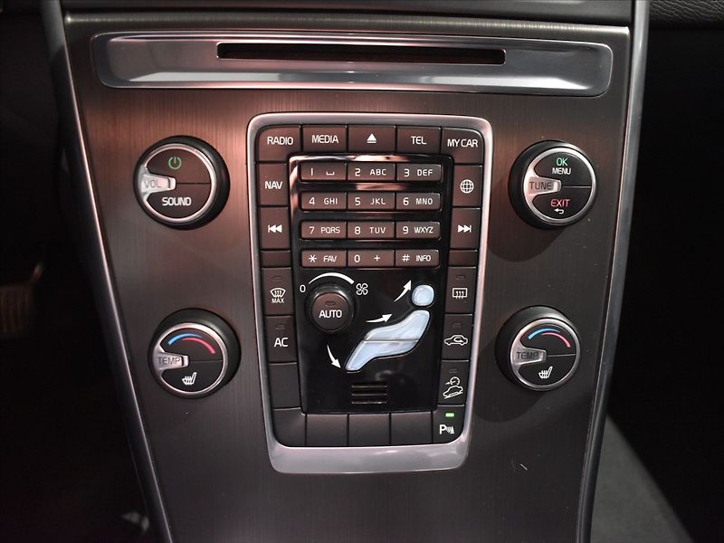 Volvo XC60 2,4 D4 SUMMUM - fotka 15 z 22
